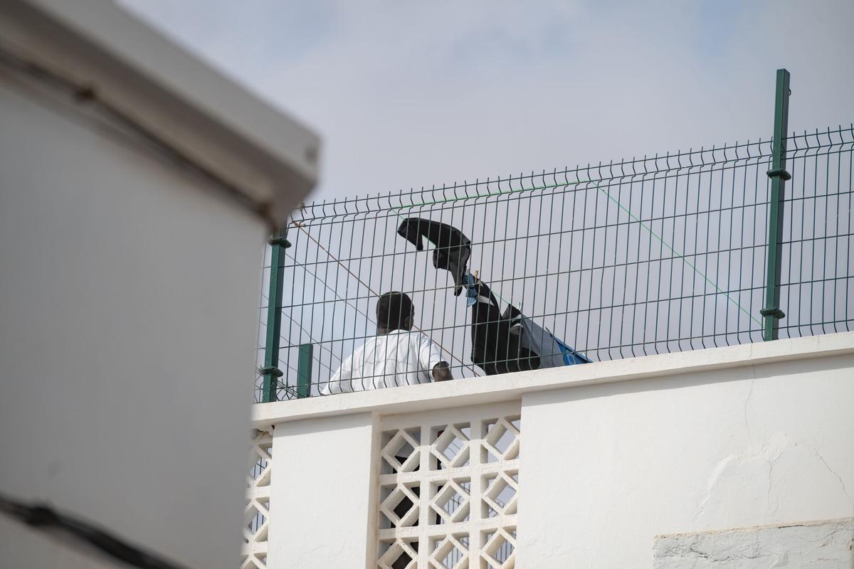 La Policía Nacional ha registrado este jueves un centro de menores migrantes en Puerto de Rosario (Fuerteventura) que gestiona la ONG Quorum 77, en el marco de la investigación que lleva a cabo el Juzgado de Violencia contra la Infancia de Las Palmas y por la que ya procedió antes del verano al cierre de dos centros en Gran Canaria.