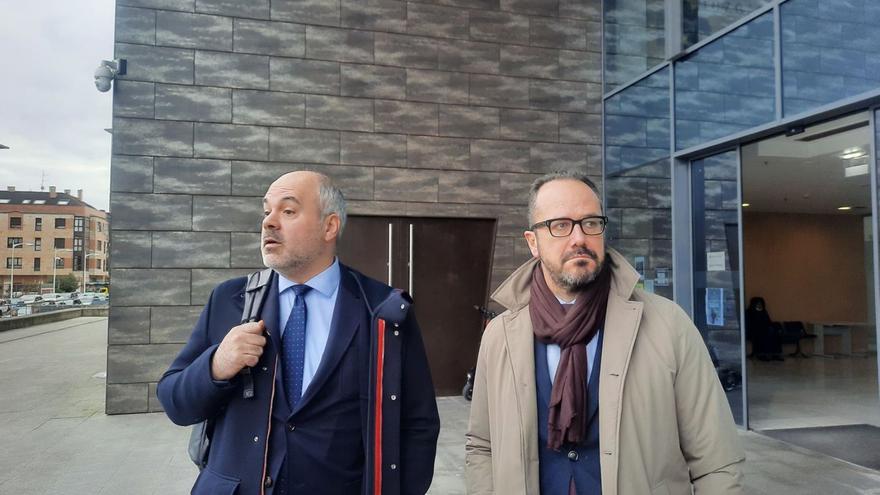 Daniel Labrador, a la izquierda, e Ignacio Blanco, ayer, a la salida del Palacio de Justicia. | Ángel González