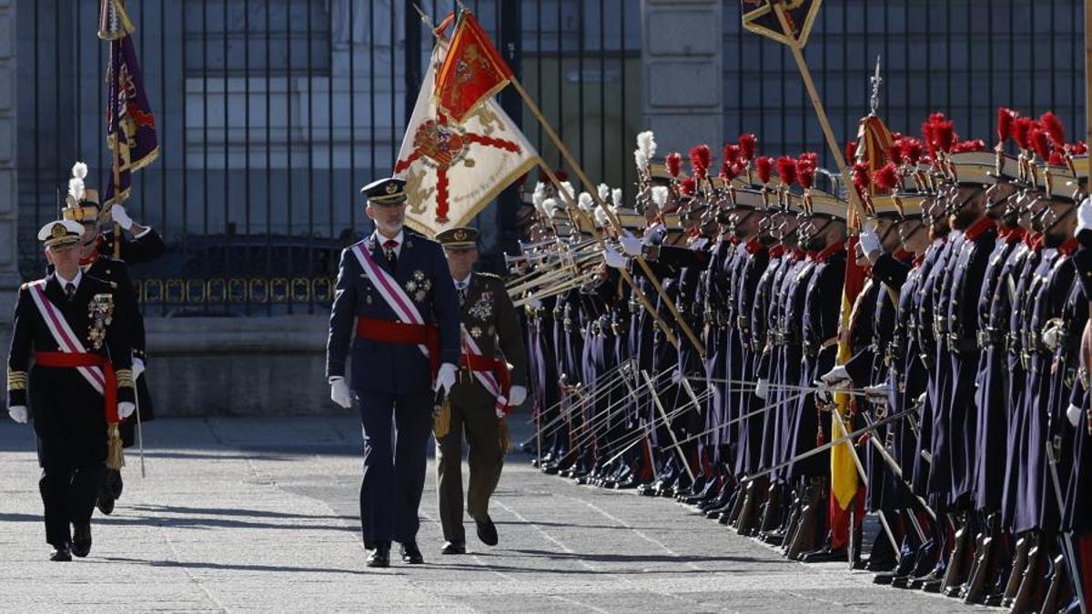 El Rey pasa revista a una agrupación de honores de la Guardia Real con el Jefe del Estado Mayor de la Defensa a su derecha, este martes en la Plaza de Armas del Palacio Real de Madrid