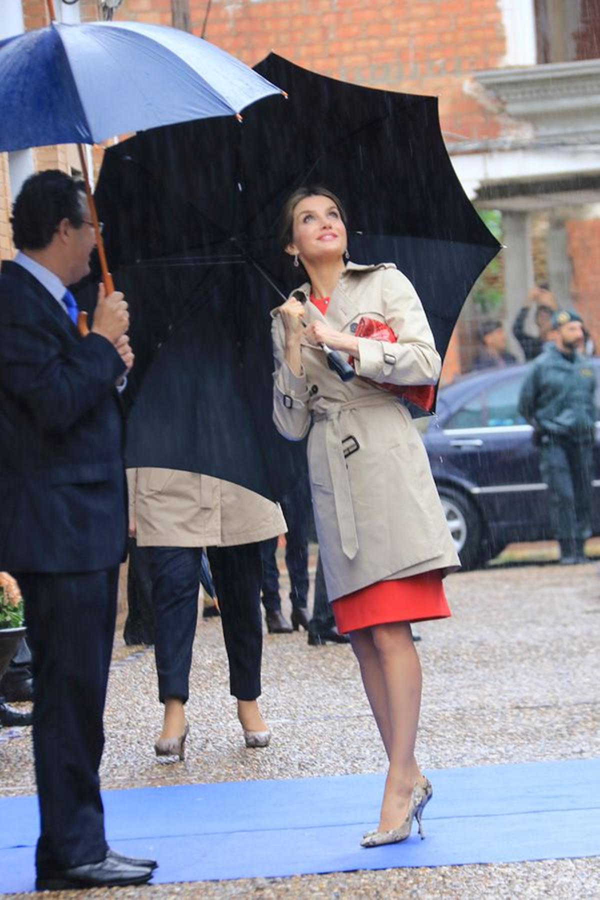 El look perfecto de Letizia Ortiz bajo la lluvia