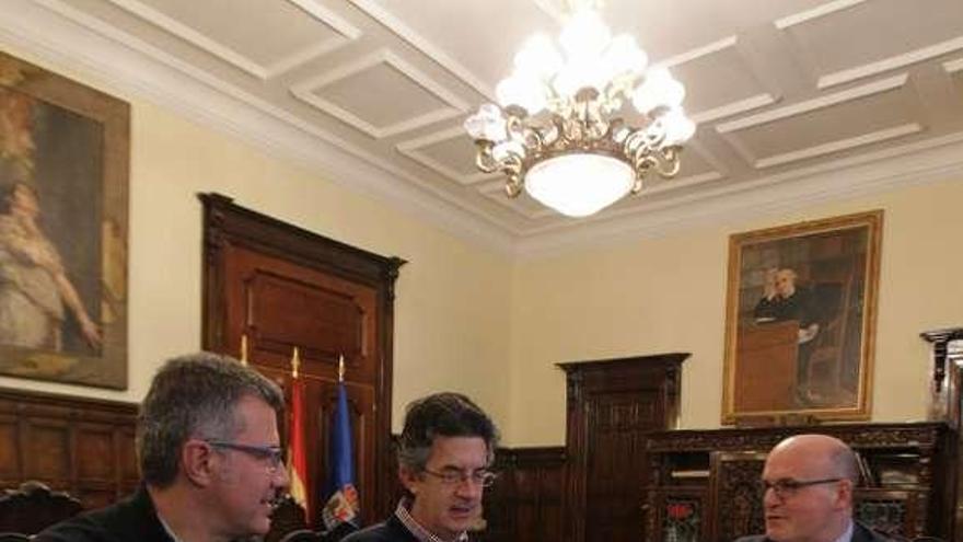 La firma del acuerdo, ayer, en el Pazo Provincial. // Jesús Regal