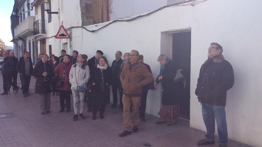 Hernández guía el recorrido por la población.