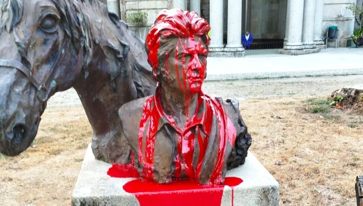 Así quedó el busto, tras ser vandalizado este jueves.
