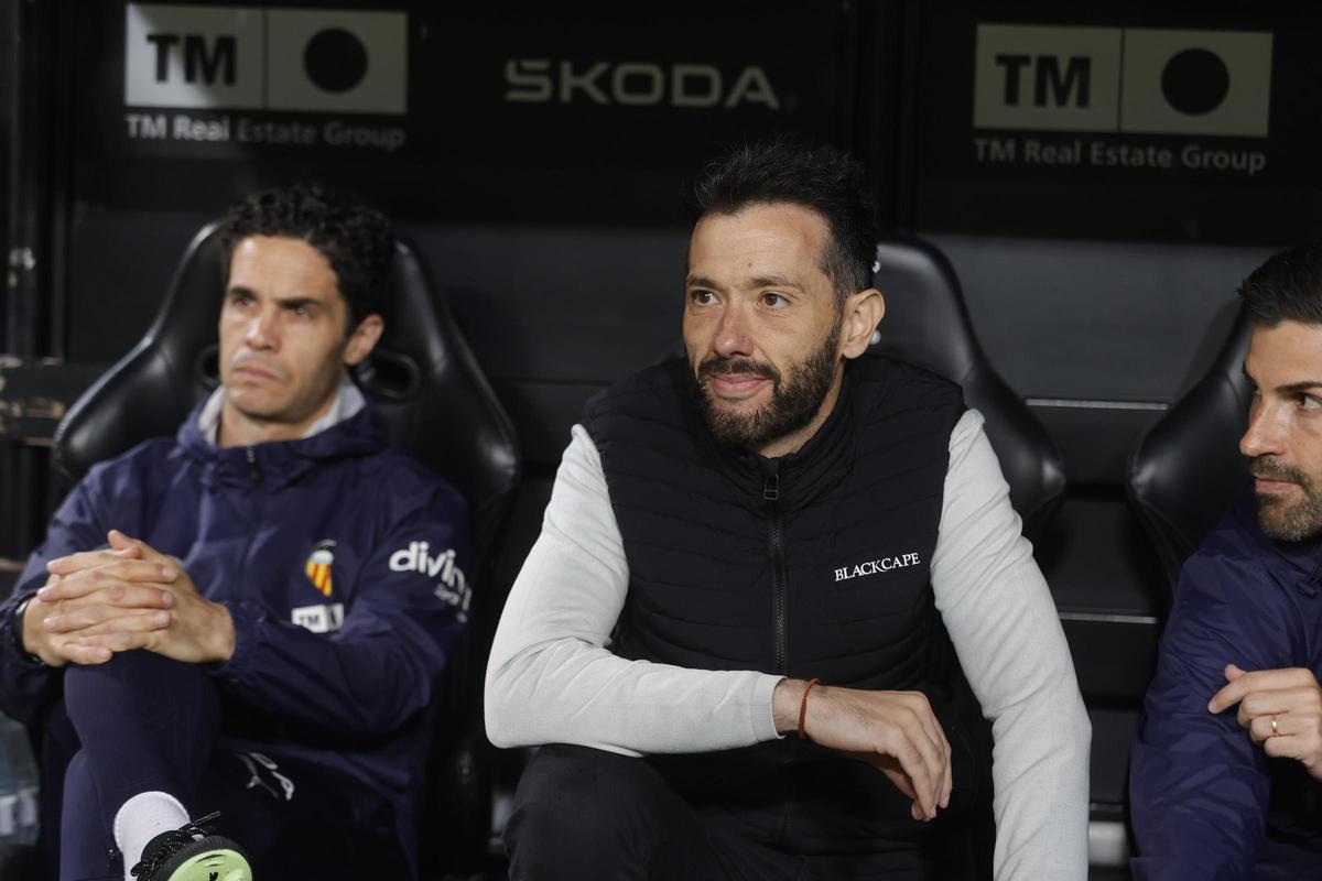 Carlos Corberán en el banquillo de Mestalla durante el Valencia - Sevilla