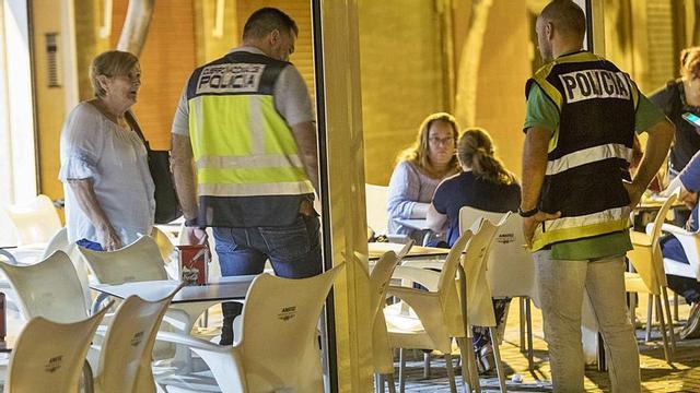 Agentes de la Policía Nacional recaban información en la terraza del local tras el acuchillamiento. | FERNANDO BUSTAMANTE