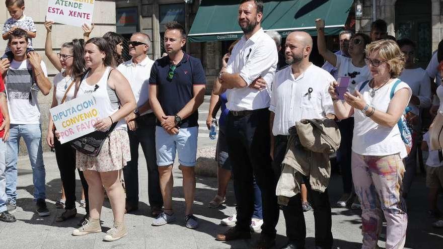 El alcalde tudense Carlos Vázquez Padín (3º por la dcha.), en la última manifestación. // José Lores