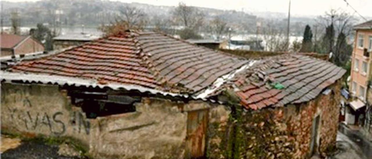 Los judíos expulsados de Mallorca levantaron en el barrio Hasköy de Estambul la sinagoga Mayor, que presenta el precario estado visible en la fotografía. Las autoridades de la ciudad turca pretenden reformarla y convertirla en un centro cultural.