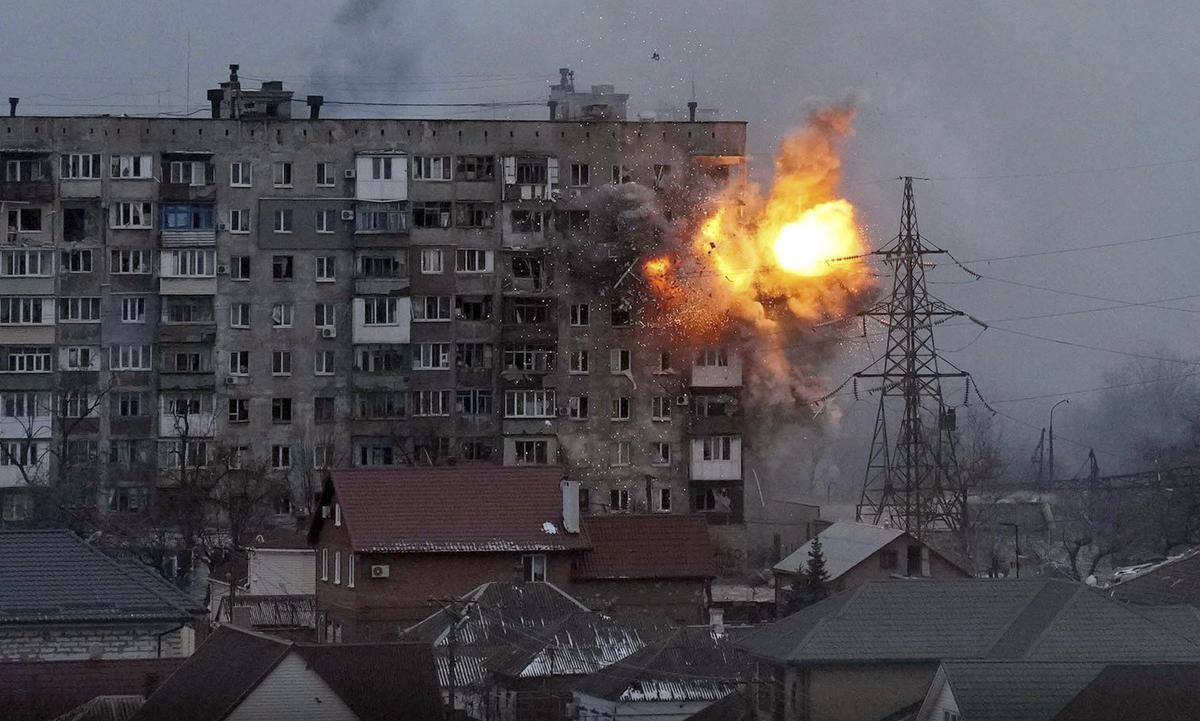 Una imagen del documental '20 días en Mariúpol', el momento en el que un proyectil ruso impacta contra un edificio de viviendas.