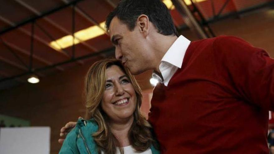 Sánchez abraza a Díaz durante el mitin de los socialistas en Sevilla.