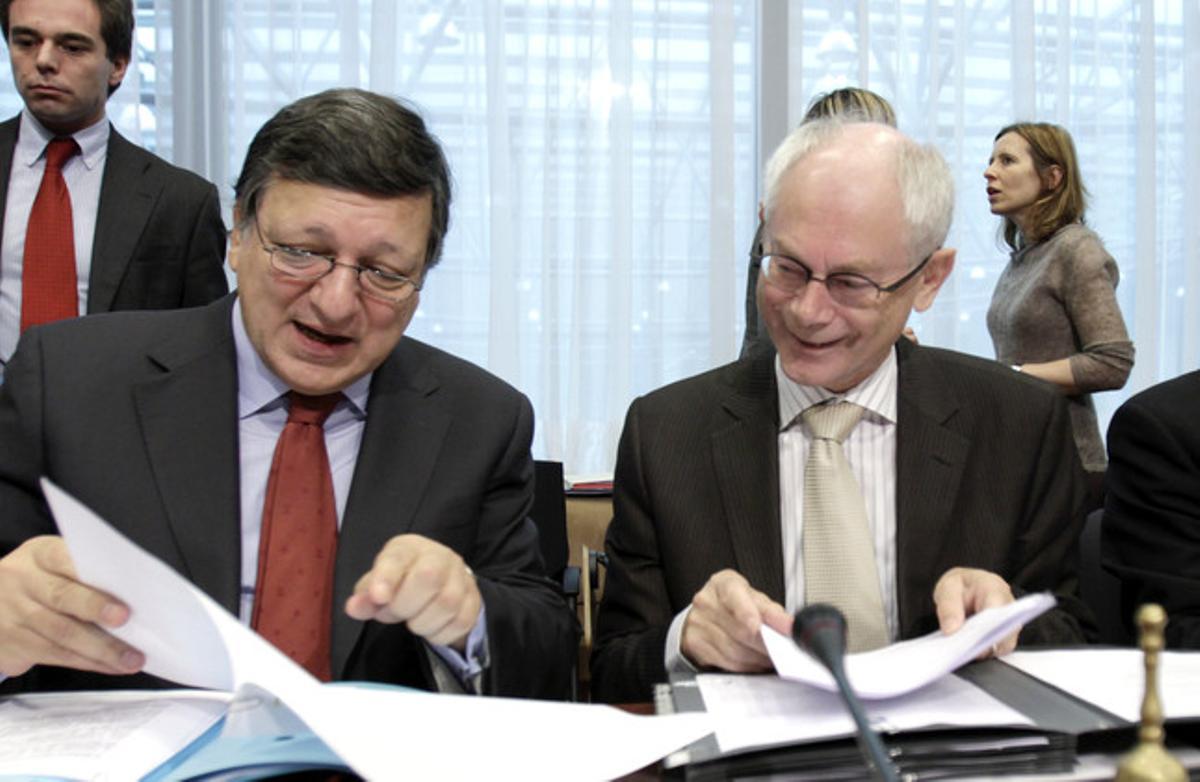El president de la Comissió Europea, José Manuel Durao Barroso (esquerra) i el president del Consell d’Europa, Herman van Rompuy, el 17 d’octubre a Brussel·les.