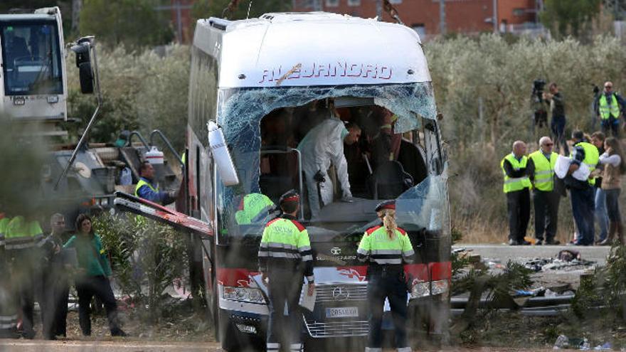 Fallecen trece universitarias en un accidente de guagua en Tarragona