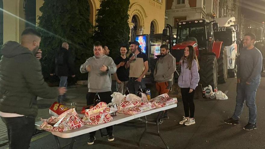 Manifestantes cenando durante la protesta en la ovetense calle Marqués de Santa Cruz.