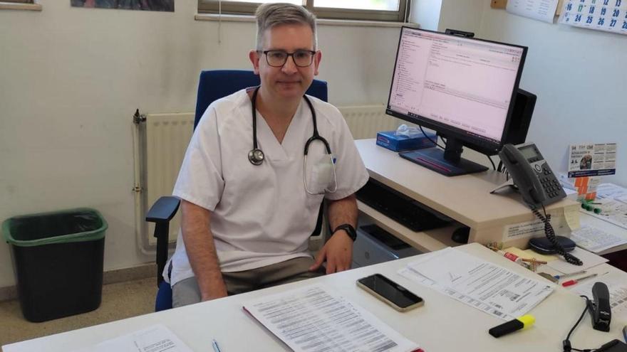 Víctor Manuel López Mouriño en su despacho del Hospital Comarcal de Monforte de Lemos.