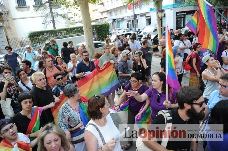 Concentración LGTBI en protesta por la manifestación neonazi del sábado