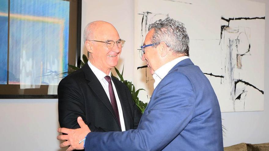 Toni Pérez recibe al doctor Ripoll tras su Premio Nacional del Deporte