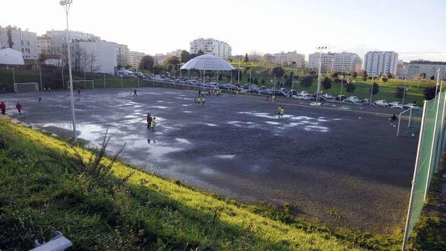 Transformación. El campo de Eirís lo usan clubes para entrenar. Estrella Galicia costeará su ampliación y creación de equipamientos tras la próxima desaparición del campo de A Grela II. El Concello mejorará la iluminación.