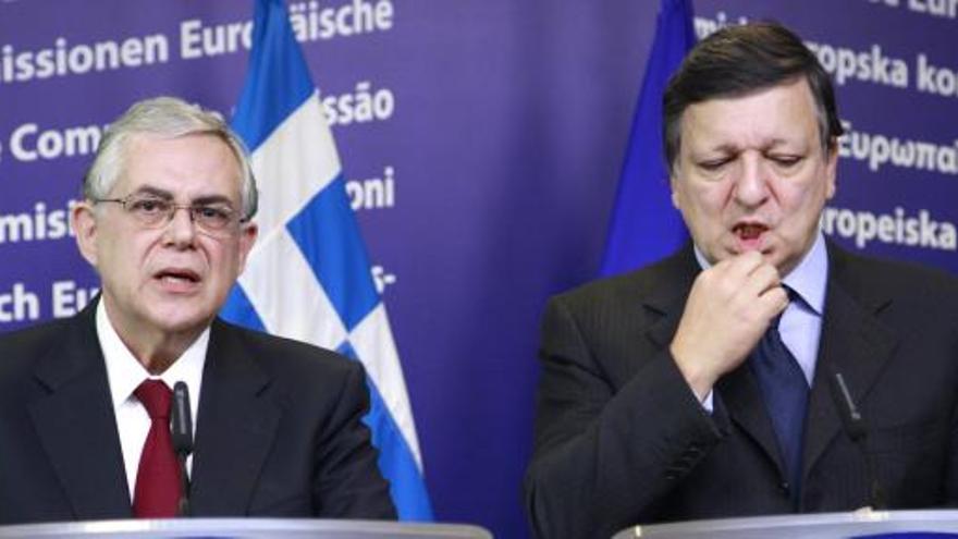 Lukas Papadimos y Durao Barroso, en Bruselas.