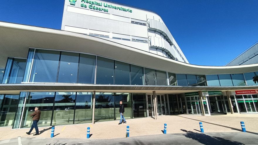 Herido un hombre de 64 años en una colisión entre un coche y una moto en Cáceres