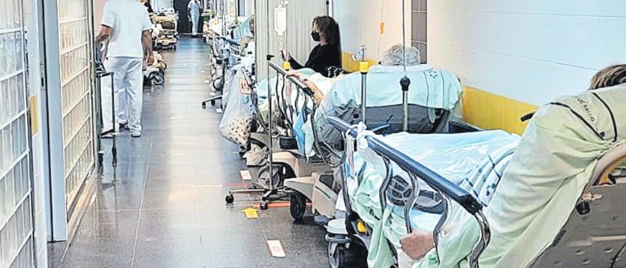 Pacientes en los pasillos de Urgencias del Hospital Insular.