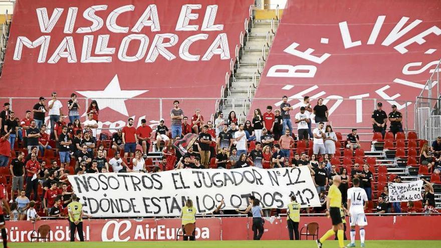 Dolor y rabia de aficionados del Mallorca en el último partido de Segunda