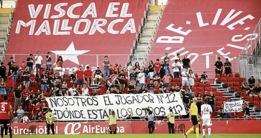 Dolor y rabia de aficionados del Mallorca en el último partido de Segunda