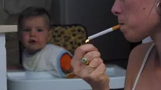 Los pediatras alertan de que la mitad de los niños son fumadores pasivos