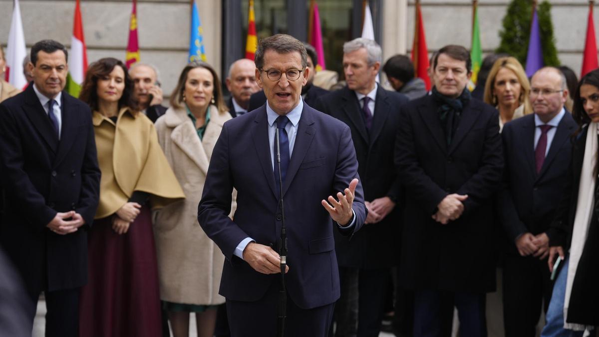 El líder del PP, Alberto Núñez Feijóo, con sus presidentes autonómicos en el Día de la Constitución.