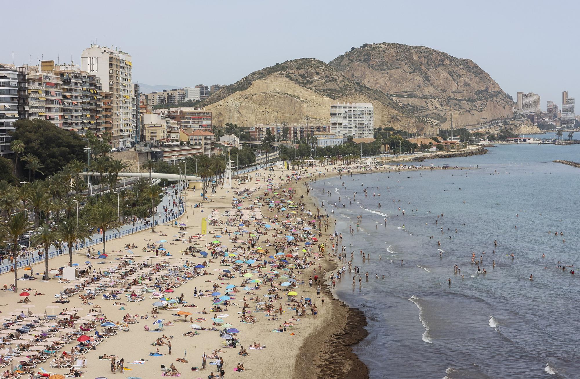 La playa del Postiguet se llena de bañistas