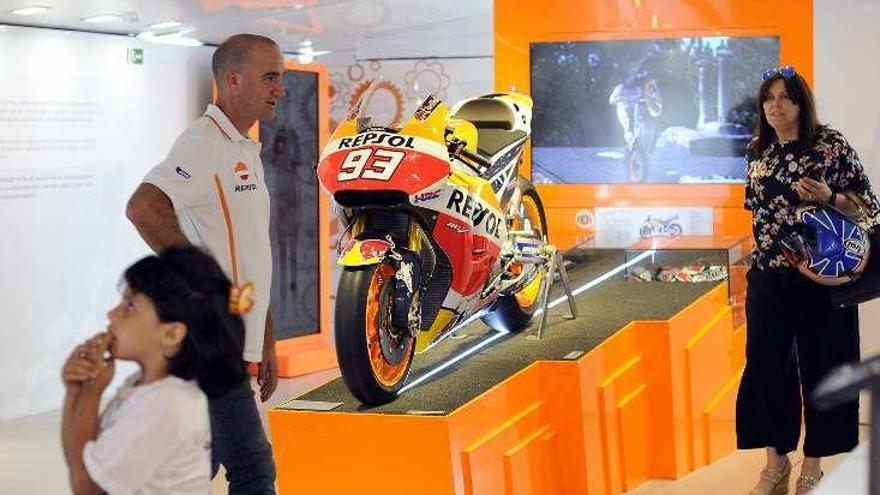 Público contemplando la moto de Márquez. // Bernabé/Javier Lalín