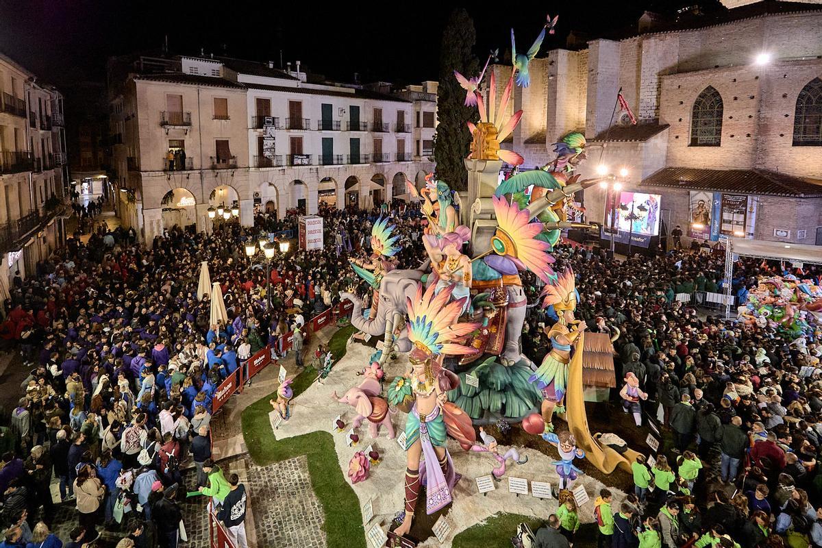 Vista de la plaza Major de Gandia anoche durante la entrega de los premios falleros.