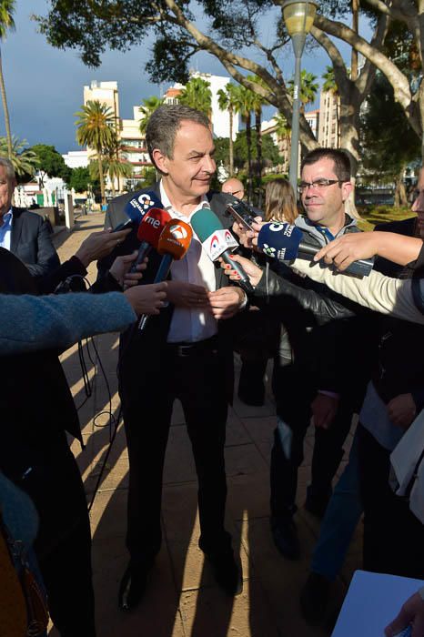 El expresidente del Gobierno de España, con representantes de la sociedad grancanaria