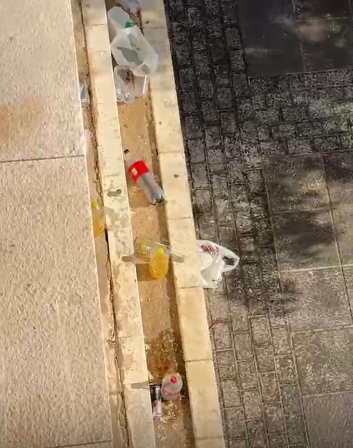 Suciedad en el entorno de El Postiguet, denunciada por los hoteleros de Alicante.