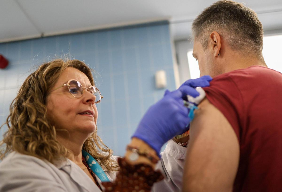 Una enfermera vacuna a un hombre de la gripe en octubre.