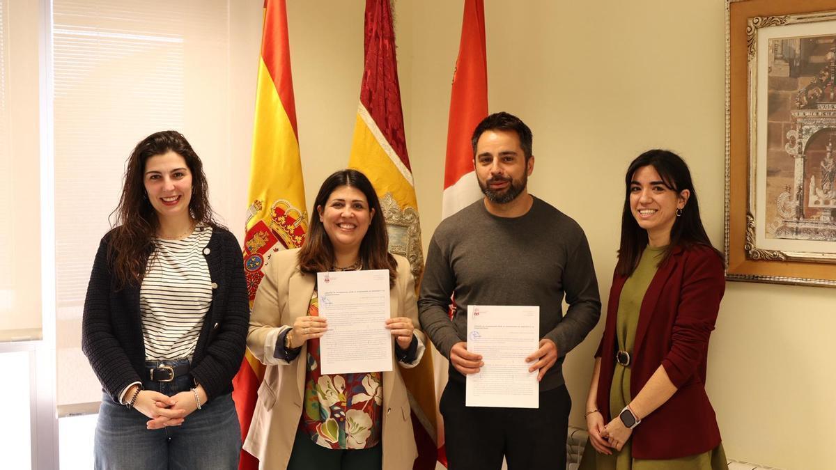 Representantes municipales y de la Fundación Intras en Zamora y Benavente, tras la firma del convenio.