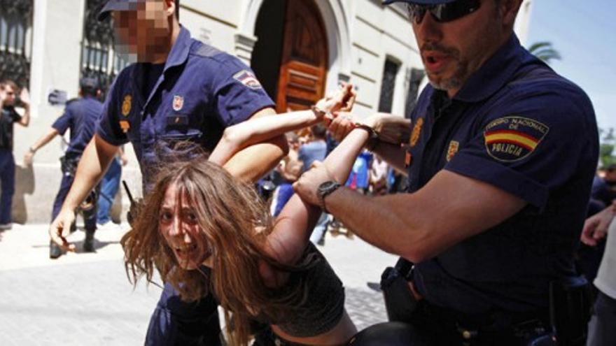 Carga policial contra los &#039;indignados&#039; en Valencia