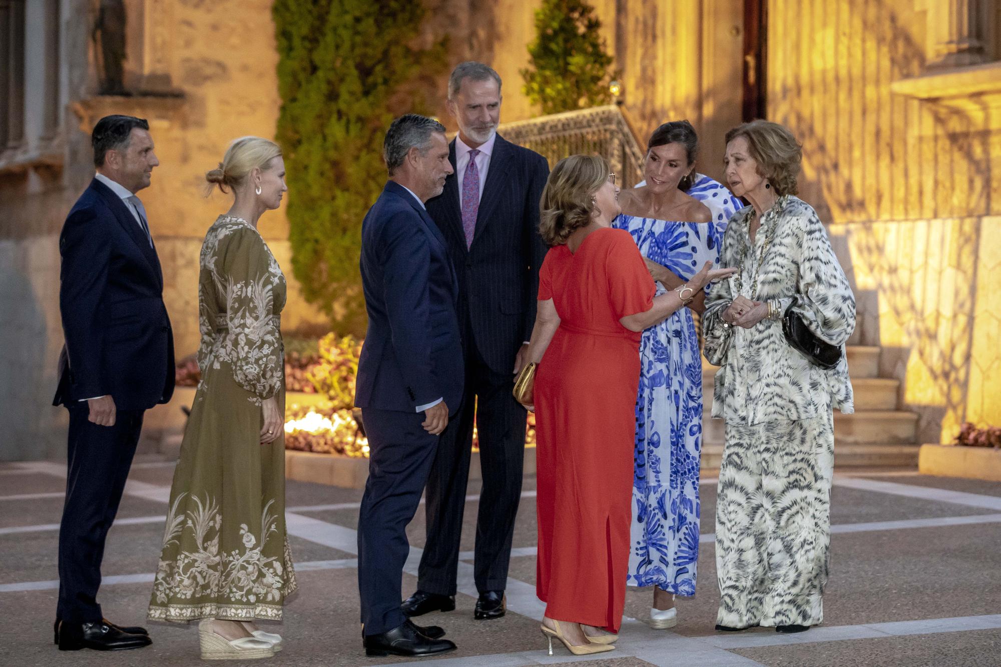 Mira aquí todas las fotos de la visita de los Reyes al Palacio Marivent para recibir a la sociedad balear