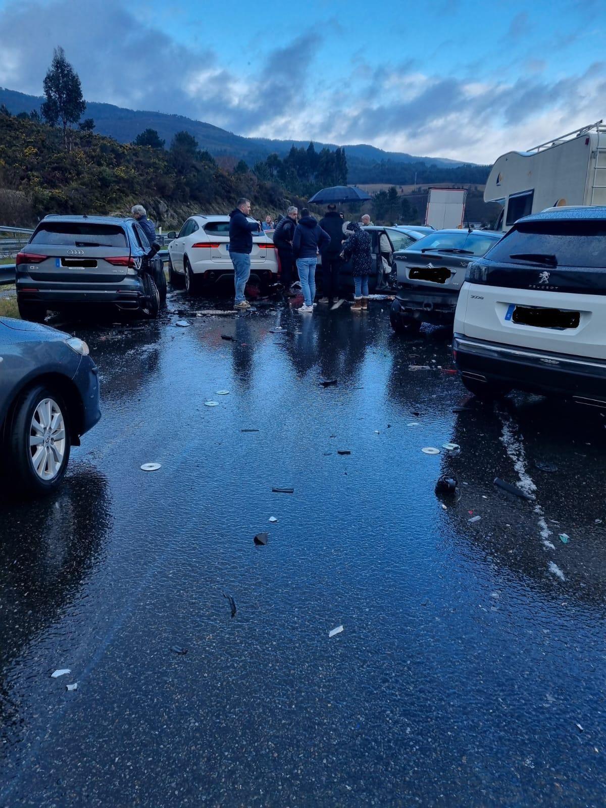 Accidente múltiple en la AP-52 con más de una decena de coches implicados