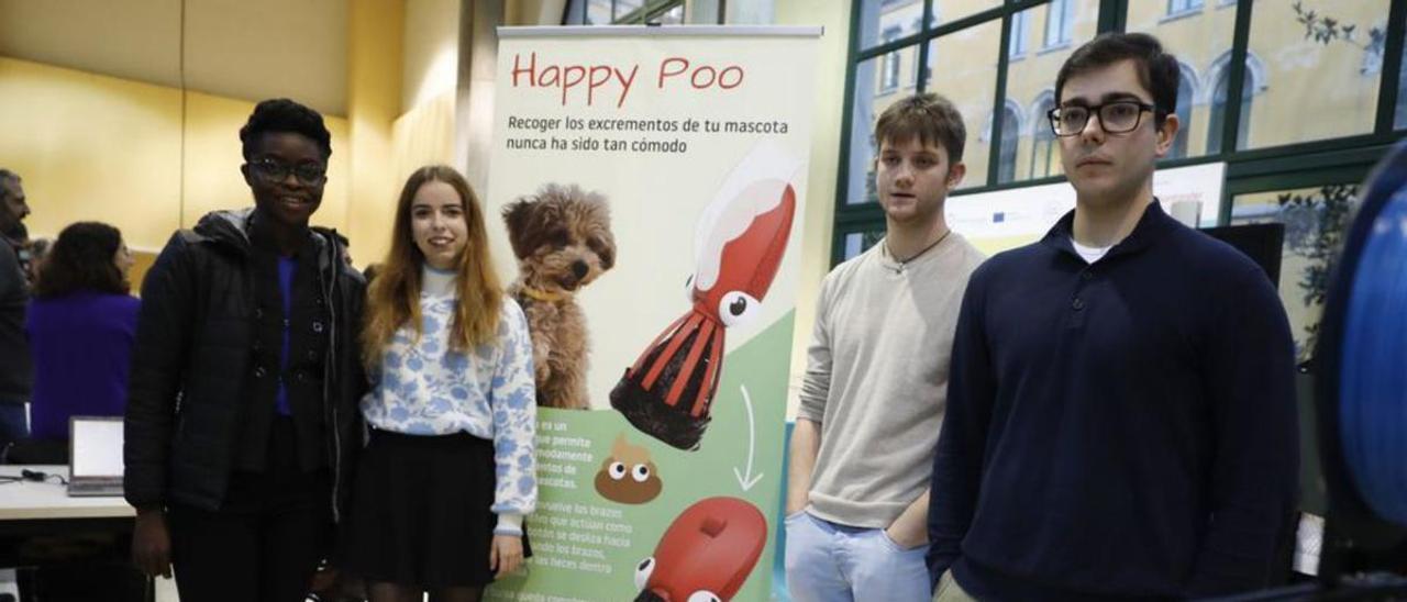 Olumayowa Onabanjo, Sonia María Rodríguez, Manuel González e Iván Graña, con su prototipo «Happy Poo» para la recogida de excrementos. | L. M.