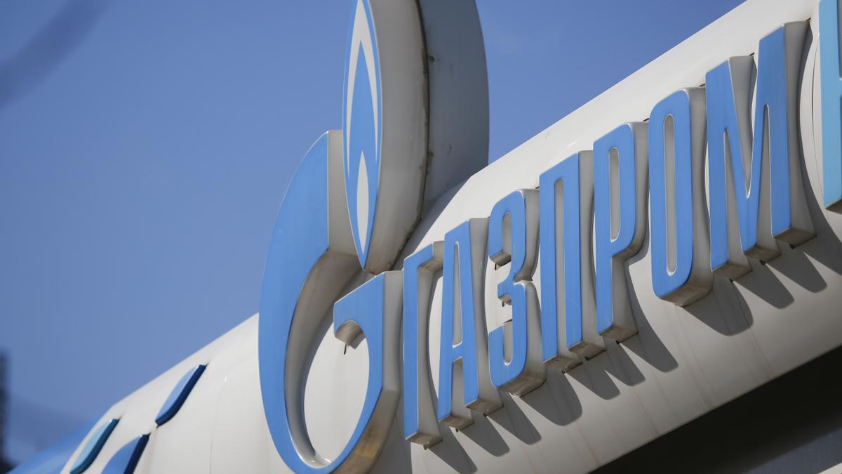 Logotipo de Gazprom en una gasolinera de Moscú.