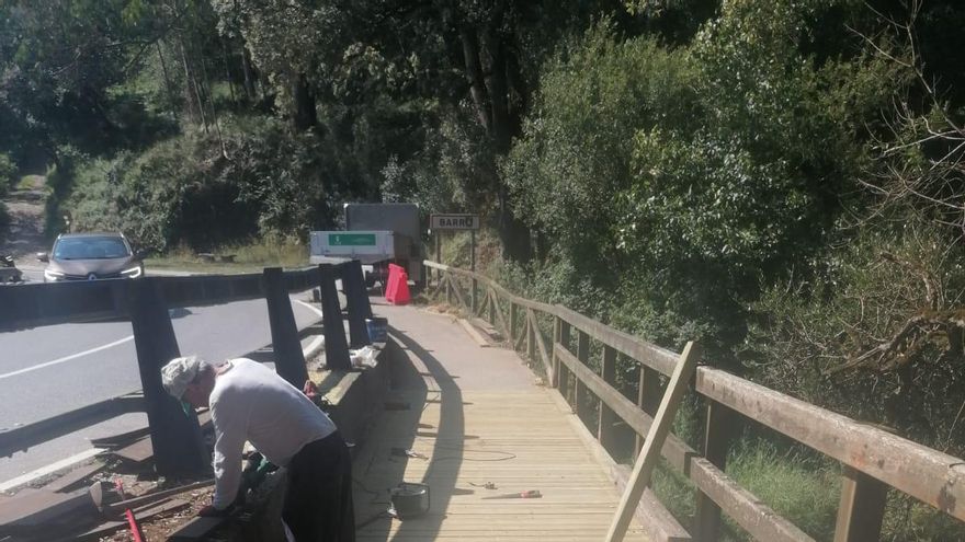 El Ayuntamiento de Llanes repara el puente peatonal sobre el río Calabres, en Barru