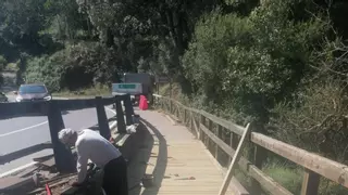 El Ayuntamiento de Llanes repara el puente peatonal sobre el río Calabres, en Barru