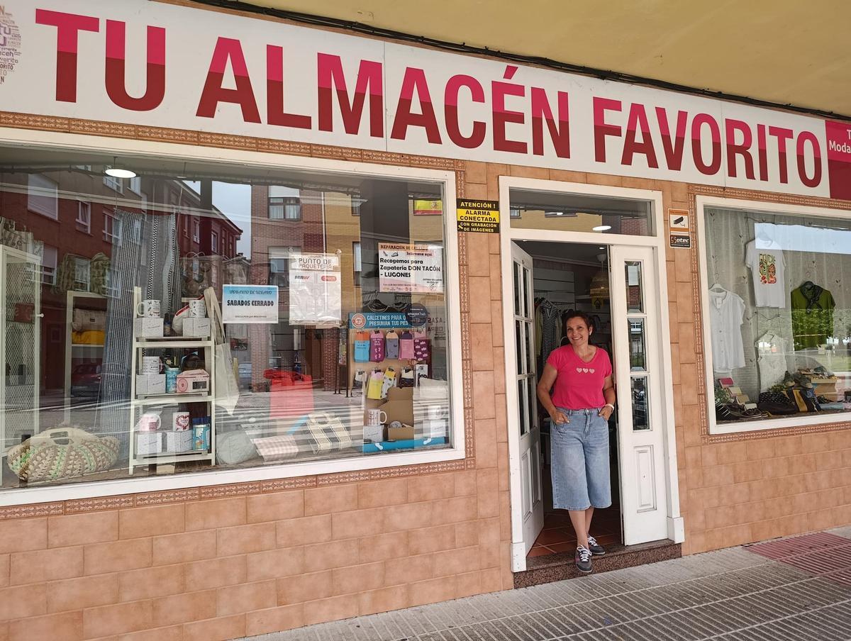 Diana María Bueno en su negocio, Tu Almacén Favorito.