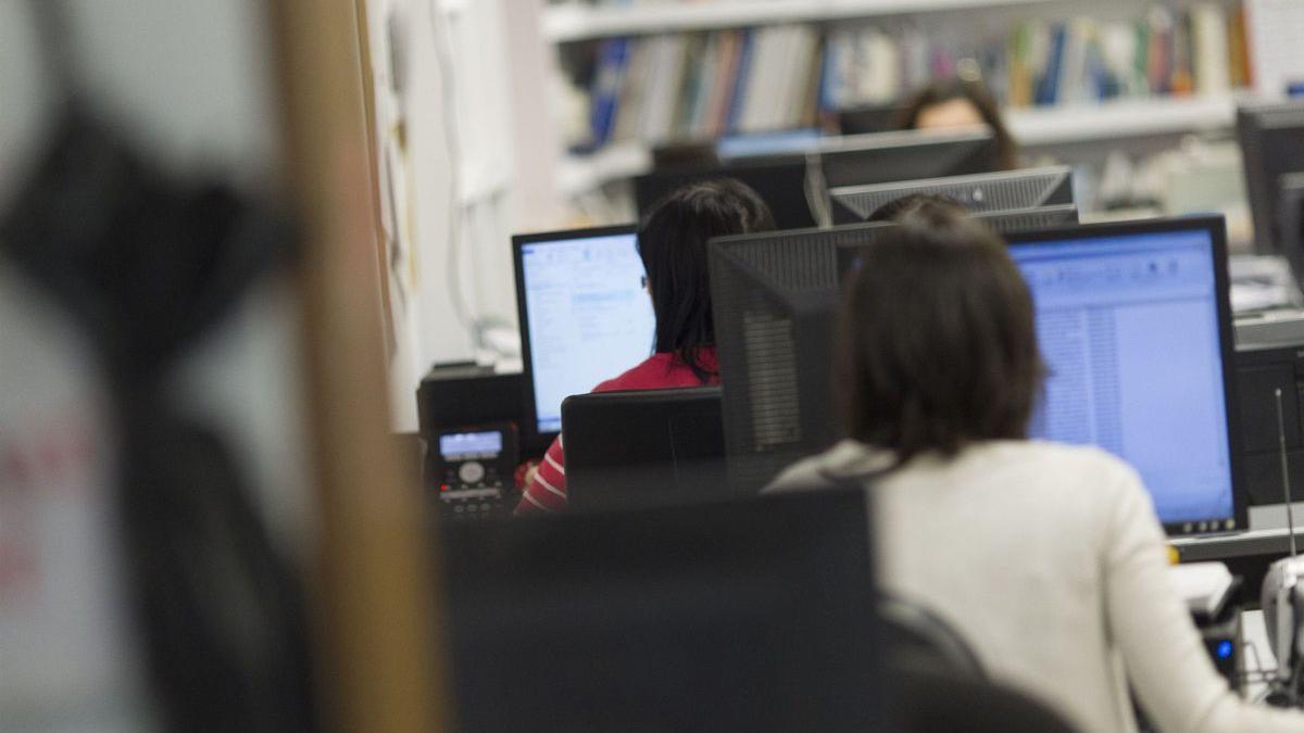 Trabajadores en un oficina.