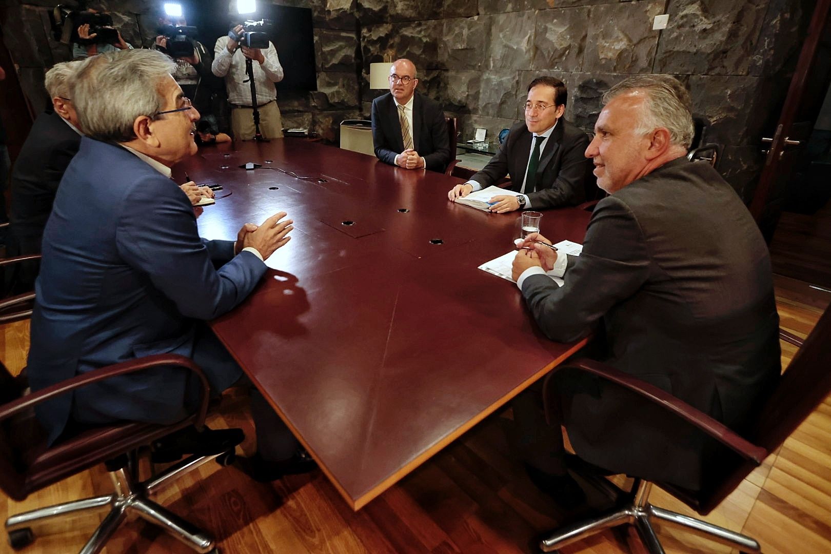 Encuentro del ministro José Manuel Albares y el presidente Ángel Víctor Torres en Tenerife