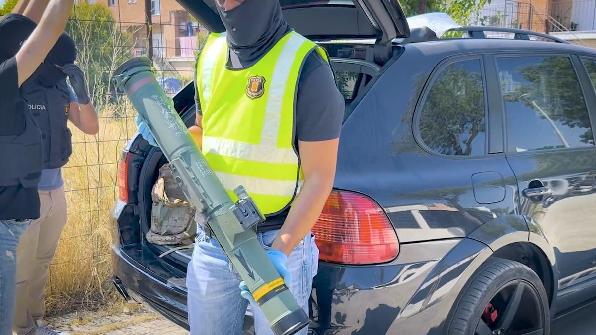 Un mosso amb el llançacoets que es va intervenir en l'operació