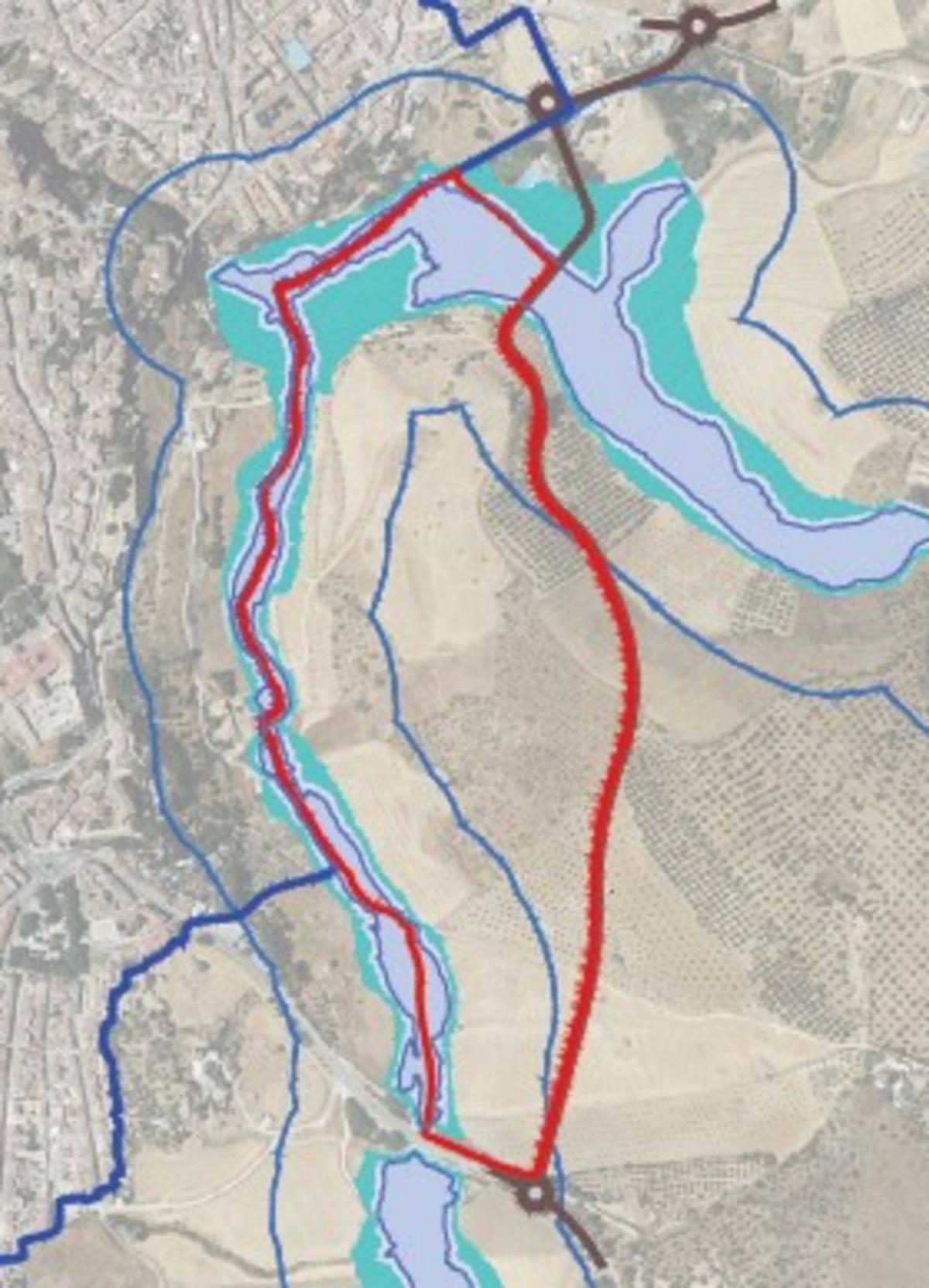 En rojo, el trazado inicial, por el oeste del Cerro y el nuevo, por el este. | L.O.