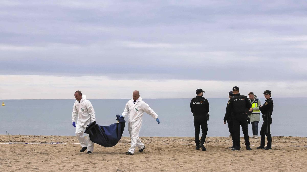 Traslado del cadáver hallado el lunes en la Playa de Palma.