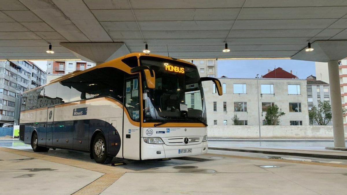 Vehículo de la empresaMonbus, nueva concesionariade Murcia.