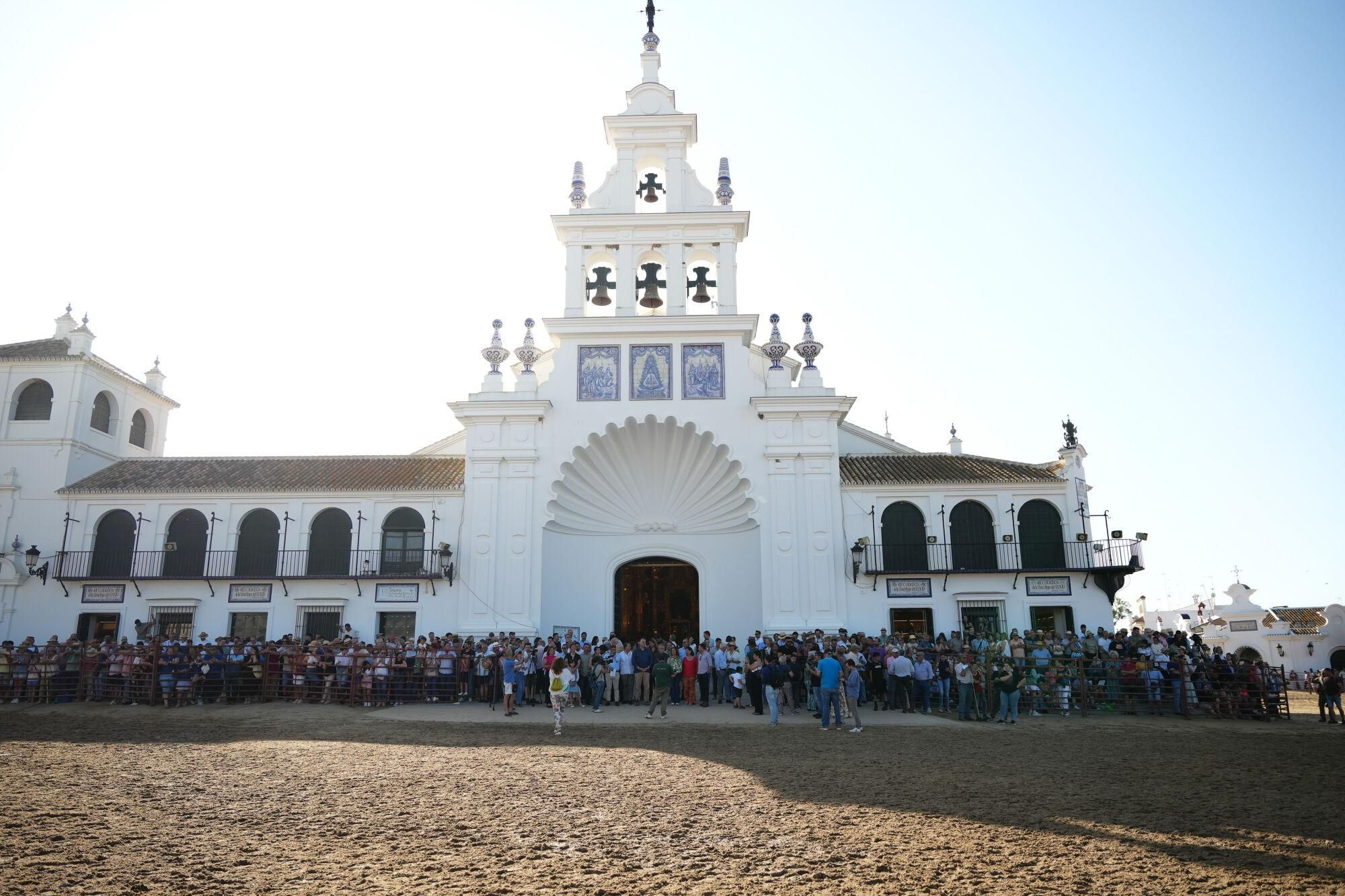 Imágenes de la entrada de entrada de la Saca de Yeguas a la ermita del Rocío. A 26 de junio de 2026 en Sevilla, Andalucía (España). La consejera de Sostenibilidad y Medio Ambiente, Catalina García, y el consejero de Turismo y Andalucía Exterior, Arturo Bernal, han atendido a los medios de comunicación en la aldea de El Rocío, en Almonte (Huelva), con motivo de su participación en la tradicional Saca de Yeguas. El acto, de gran arraigo en la cultura andaluza, reúne cada año a miles de personas y destaca por su valor medioambiental, ganadero y turístico. 26 JUNIO 2025 Francisco J. Olmo / Europa Press 26/06/2025. Francisco J. Olmo;