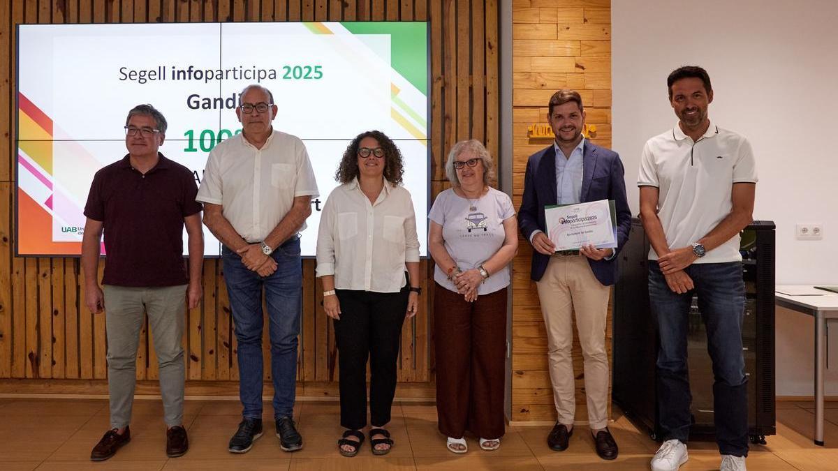 Entrega del sello Infoparticipa 2025 a representantes de Gandia.
